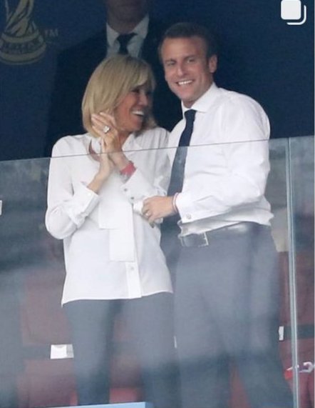 DEYCatherine1's tweet photo. @lallier_michel @EmmanuelMacron @Brigitte1eDame Bonjour Michel bon vendredi à toi aussi merci gros bisous 😘 bonjour M le Président de la République @EmmanuelMacron ❤️👏👍 bonjour Mme Brigitte Macron @Brigitte1eDame💐💕#AvecvousPresident #JeSoutiensEmmanuelMacron notre grand Président 👏👍 https://t.co/Jlu2mP9yCs