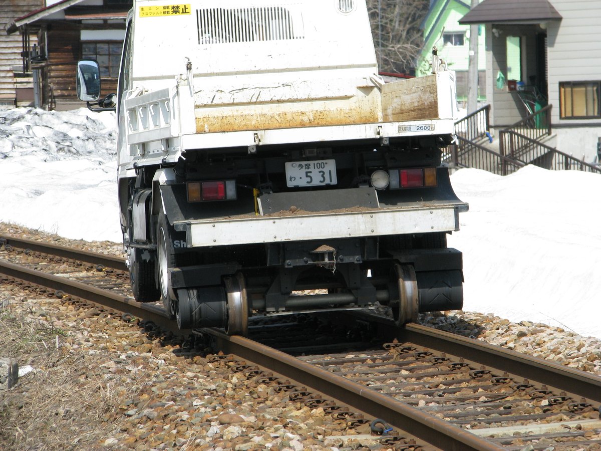 mIsatoym's tweet photo. #とべフラ
軌陸車が活躍中の写真をアップします。
2011年3月12日に起きた栄村の地震で飯山線が不通になったとき、軌陸車が線路の補修に来ていました。
これは4月に線路端でフキノトウを採っている時に走ってきた軌陸車と近くの駅で活躍中の軌陸車。
キャタピラの脇に車輪が見えます。 https://t.co/5qy6LQ7HUy