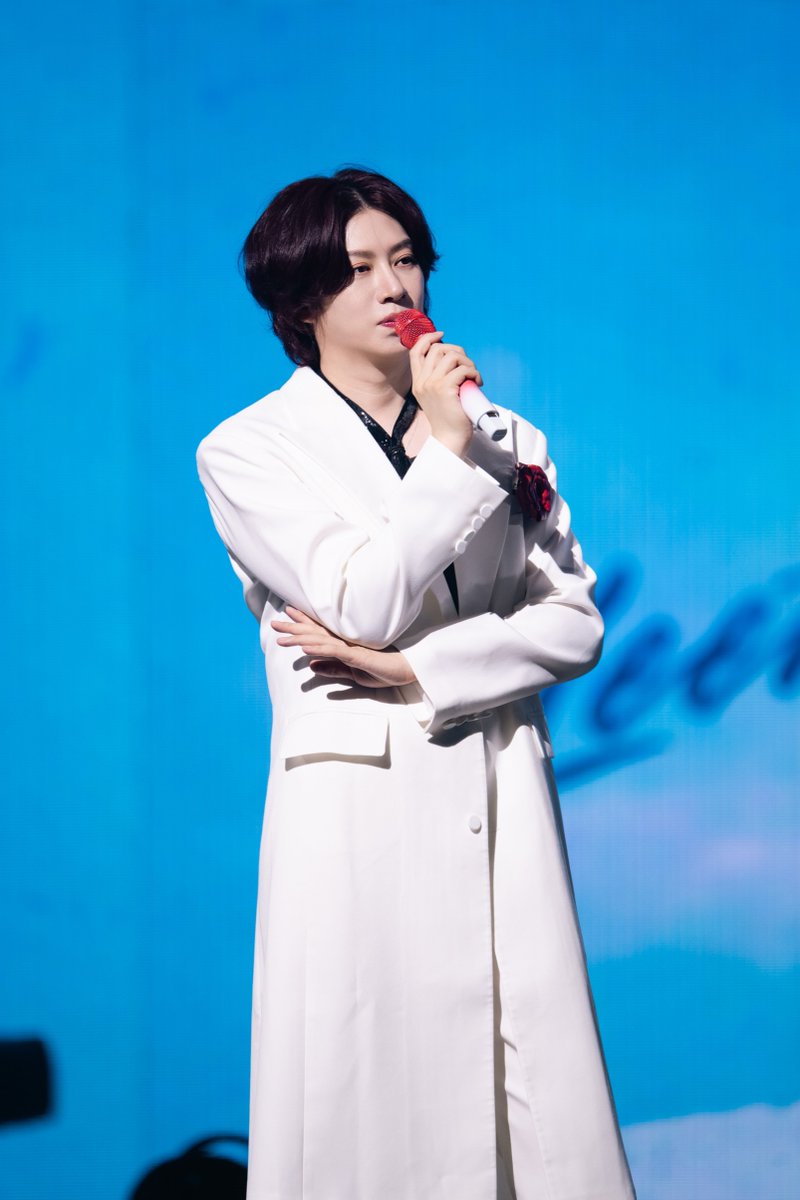 popcornfor2's tweet photo. LEETEUK และ HEECHUL ถ่ายทอดสายใยมิตรภาพในฐานะ ‘SUPER JUNIOR-83z’
ผ่านแฟนคอนครั้งแรกในประเทศไทย ‘2026 SUPER JUNIOR-83z FANCON TOUR [1983] in BANGKOK’
LEETEUK (อีทึก) และ HEECHUL (ฮีชอล) สองสมาชิกที่เกิดในปี 1983 ซึ่งรวมตัวเดบิวต์อย่างเป็นทางการในนามยูนิตใหม่ ‘SUPER JUNIOR-83z’ (ซูเปอร์ จูเนียร์-พัลซัมจึ) ถ่ายทอดสายสัมพันธ์ที่สั่งสมมายาวนานกว่าสองทศวรรษ ผ่านแฟนคอนทัวร์ครั้งแรกในประเทศไทย ‘2026 SUPER JUNIOR-83z FANCON TOUR [1983] in BANGKOK’ (ทูเธาซันด์ทเวนตี้ซิกซ์ ซูเปอร์ จูเนียร์-พัลซัมจึ แฟนคอน ทัวร์ [อิลกูพัลซัม] อิน แบงค็อก) เมื่อวันเสาร์ที่ 15 สิงหาคม 2026 ณ ธันเดอร์โดม
แฟนคอนครั้งนี้ถูกสร้างสรรค์ขึ้นภายใต้คอนเซปต์ “เรื่องราวแห่งมิตรภาพของ SUPER JUNIOR-83z” ผ่านโชว์ที่ผสมผสานทั้งดนตรี การแสดง และความบันเทิง โดยร้อยเรียงความทรงจำในอดีตและปัจจุบันของ LEETEUK (อีทึก) และ HEECHUL (ฮีชอล) ผ่านองค์ประกอบหลากหลาย ทั้งฉาก ‘รถบัสสาย 83’ ในจินตนาการ ที่พาทั้งคู่และ E.L.F. (เอลฟ์ : ชื่อแฟนคลับอย่างเป็นทางการ) เดินทางผ่านช่วงเวลาต่าง ๆ ไปด้วยกัน วิดีโอในธีมรายการเพลง การจำลองเหตุการณ์สำคัญ และ VCR ช่วงถาม-ตอบเกี่ยวกับกันและกัน นำเสนอเสน่ห์ที่เป็นธรรมชาติของทั้งคู่ พร้อมเผยเคมีเฉพาะตัวที่เกิดจากความแตกต่างและลงตัวในเวลาเดียวกัน
ป้ายแรกของการเดินทาง เริ่มต้นด้วยบทเพลงจากมินิอัลบั้มชุดแรกของ ‘SUPER JUNIOR-83z’ (ซูเปอร์ จูเนียร์-พัลซัมจึ) ซึ่งทั้งคู่มีส่วนร่วมในกระบวนการสร้างสรรค์ พร้อมโชว์สีสันทางดนตรีที่หลากหลาย ตั้งแต่แดนซ์ซาวนด์ย้อนยุคไปจนถึงร็อกบัลลาด เปิดฉากด้วยเพลงไตเติล ‘너를 위한 약속 (Promise)’ ต่อเนื่องด้วย ‘SOLOVE’ ก่อนส่งต่อความประทับใจผ่าน ‘우리의 우정은 사랑보다 강하다 (More Than Love)’ พร้อมคำมั่นสัญญาว่า “จะเป็น 83z ตลอดไป” และการสวมสร้อยคอเป็นสัญลักษณ์ของความผูกพัน ตามด้วย ‘온새미로 (ONSAEMIRO)’ ที่ถ่ายทอดคำมั่นสัญญาว่าจะเคียงข้างกันเสมอ นอกจากนี้ ยังมีเพลงโซโล่ของ LEETEUK (อีทึก) อย่าง ‘Bad Name’ ที่เปี่ยมด้วยความเซ็กซี่แบบพอดี และเพลงโซโล่ของ HEECHUL (ฮีชอล) อย่าง ‘고독남 (GODOGNAM)’ ที่เผยพลังเสียงของเขา
ป้ายแห่งความท้าทาย มาพร้อมภารกิจมากมายที่ทั้งคู่ต้องพิชิต โดย LEETEUK (อีทึก) และ HEECHUL (ฮีชอล) เซอร์ไพรส์ผู้ชมด้วยการปรากฏตัวในชุดไทย ก่อนเริ่มภารกิจสุดสนุก ทั้งการค้นหาไอเทมบนเวทีและโพสท่า Ending Fairy ให้สำเร็จ ตลอดจนชาเลนจ์เฉพาะของแต่ละคนและภารกิจที่ต้องร่วมมือกัน สะท้อนความโดดเด่นของยูนิตที่ผสมผสานความสามารถด้านการแสดงและวาไรตี้เข้าด้วยกันได้อย่างเหนือชั้น เรียกทั้งเสียงหัวเราะและเสียงเชียร์จากแฟน ๆ ได้อย่างต่อเนื่อง
ป้ายแห่งความทรงจำ เติมเต็มด้วยเพลงฮิตจากหลากหลายยุคของ SUPER JUNIOR (ซูเปอร์จูเนียร์) ในรูปแบบเมดเลย์ตั้งแต่ ‘로꾸거!!! (Rokuko)’, ‘Super Duper’, ‘떴다 오빠 (Oppa, Oppa)’, ‘미인아 (Bonamana)’, ‘Mr. Simple’, ‘Sexy, Free & Single’ และ ‘쏘리 쏘리 (SORRY, SORRY)’ ตลอดจนช่วงอังกอร์ในเพลง ‘나비잠 (Sweet Dream)’ รวมถึงเพลง ‘Sarang♥’ และ ‘Miracle’
ทางด้าน E.L.F. (เอลฟ์) ไทย ได้ร่วมกันส่งต่อความรักผ่านแฟนโปรเจกต์ ป้ายข้อความซึ่งมีความหมายว่า “เราอยู่เคียงข้างกันมาตลอด ขอให้เราเดินไปด้วยกันพร้อมรอยยิ้มตลอดไป” และ “ขอบคุณที่เข้าใจและใส่ใจในความแตกต่างของกันและกัน และขอบคุณที่เดบิวต์ในฐานะ 83z”
ป้ายสุดท้ายของการเดินทาง LEETEUK (อีทึก) และ HEECHUL (ฮีชอล) ได้พิสูจน์ให้เห็นถึงเสน่ห์ของการรวมตัวระหว่างสองสมาชิกที่มีบุคลิกแตกต่างกัน แต่กลับสร้างเคมีที่เป็นเอกลักษณ์ผ่านประสบการณ์และเรื่องราวที่ถักทอร่วมกันมาอย่างยาวนาน ทั้งคู่ถ่ายทอดตัวตนผ่านโชว์ที่ครอบคลุมทั้งดนตรี การแสดง และความบันเทิง พร้อมสร้างช่วงเวลาแห่งเสียงหัวเราะ รอยยิ้ม และความประทับใจร่วมกับ E.L.F. (เอลฟ์) ชาวไทยอย่างใกล้ชิด ตอกย้ำให้เห็นถึงคำมั่นสัญญาแห่งความผูกพันที่ยังคงแข็งแกร่งผ่านกาลเวลา พร้อมเผยให้เห็นอีกด้านของสองสมาชิกที่แฟน ๆ ได้ร่วมสัมผัสในฐานะ ‘SUPER JUNIOR-83z’ (ซูเปอร์ จูเนียร์-พัลซัมจึ)

#SUPERJUNIOR #슈퍼주니어 #SUPERJUNIOR_83z #슈퍼주니어_83z #SUPERJUNIOR_83z_1983 #SUPERJUNIOR_83z_1983_BKK #SMTrue