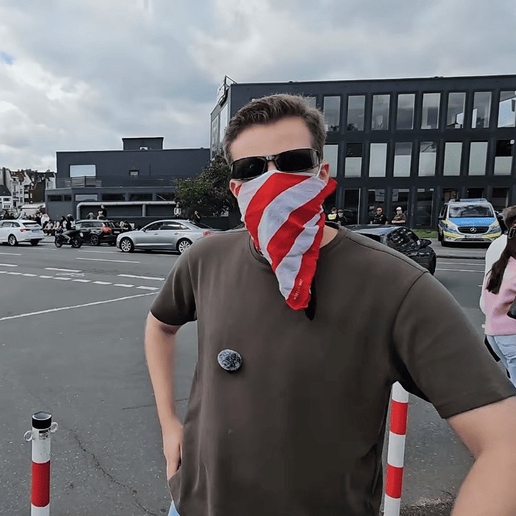 comicschau's tweet photo. Der Streamer RumbaMeiwes war am Wochenende beim JP Performance-Treffen im Dortmund - um Unterstützern Fragen zu stellen und sie zu veräppeln.

Doch einige der Antworten der Fans erschrecken regelrecht. Am Ende kam dann auch noch die Polizei dazu. (1/2) https://t.co/XAGk0lcLxT