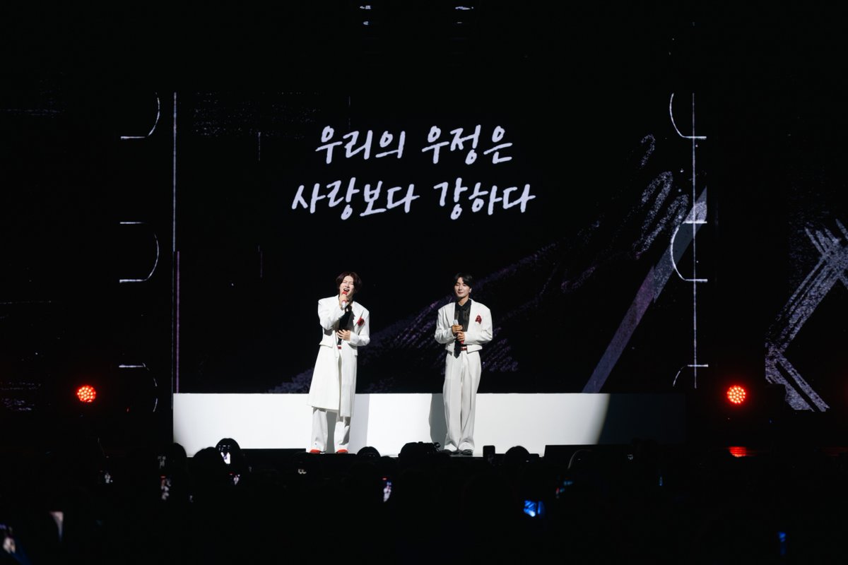 popcornfor2's tweet photo. LEETEUK และ HEECHUL ถ่ายทอดสายใยมิตรภาพในฐานะ ‘SUPER JUNIOR-83z’
ผ่านแฟนคอนครั้งแรกในประเทศไทย ‘2026 SUPER JUNIOR-83z FANCON TOUR [1983] in BANGKOK’
LEETEUK (อีทึก) และ HEECHUL (ฮีชอล) สองสมาชิกที่เกิดในปี 1983 ซึ่งรวมตัวเดบิวต์อย่างเป็นทางการในนามยูนิตใหม่ ‘SUPER JUNIOR-83z’ (ซูเปอร์ จูเนียร์-พัลซัมจึ) ถ่ายทอดสายสัมพันธ์ที่สั่งสมมายาวนานกว่าสองทศวรรษ ผ่านแฟนคอนทัวร์ครั้งแรกในประเทศไทย ‘2026 SUPER JUNIOR-83z FANCON TOUR [1983] in BANGKOK’ (ทูเธาซันด์ทเวนตี้ซิกซ์ ซูเปอร์ จูเนียร์-พัลซัมจึ แฟนคอน ทัวร์ [อิลกูพัลซัม] อิน แบงค็อก) เมื่อวันเสาร์ที่ 15 สิงหาคม 2026 ณ ธันเดอร์โดม
แฟนคอนครั้งนี้ถูกสร้างสรรค์ขึ้นภายใต้คอนเซปต์ “เรื่องราวแห่งมิตรภาพของ SUPER JUNIOR-83z” ผ่านโชว์ที่ผสมผสานทั้งดนตรี การแสดง และความบันเทิง โดยร้อยเรียงความทรงจำในอดีตและปัจจุบันของ LEETEUK (อีทึก) และ HEECHUL (ฮีชอล) ผ่านองค์ประกอบหลากหลาย ทั้งฉาก ‘รถบัสสาย 83’ ในจินตนาการ ที่พาทั้งคู่และ E.L.F. (เอลฟ์ : ชื่อแฟนคลับอย่างเป็นทางการ) เดินทางผ่านช่วงเวลาต่าง ๆ ไปด้วยกัน วิดีโอในธีมรายการเพลง การจำลองเหตุการณ์สำคัญ และ VCR ช่วงถาม-ตอบเกี่ยวกับกันและกัน นำเสนอเสน่ห์ที่เป็นธรรมชาติของทั้งคู่ พร้อมเผยเคมีเฉพาะตัวที่เกิดจากความแตกต่างและลงตัวในเวลาเดียวกัน
ป้ายแรกของการเดินทาง เริ่มต้นด้วยบทเพลงจากมินิอัลบั้มชุดแรกของ ‘SUPER JUNIOR-83z’ (ซูเปอร์ จูเนียร์-พัลซัมจึ) ซึ่งทั้งคู่มีส่วนร่วมในกระบวนการสร้างสรรค์ พร้อมโชว์สีสันทางดนตรีที่หลากหลาย ตั้งแต่แดนซ์ซาวนด์ย้อนยุคไปจนถึงร็อกบัลลาด เปิดฉากด้วยเพลงไตเติล ‘너를 위한 약속 (Promise)’ ต่อเนื่องด้วย ‘SOLOVE’ ก่อนส่งต่อความประทับใจผ่าน ‘우리의 우정은 사랑보다 강하다 (More Than Love)’ พร้อมคำมั่นสัญญาว่า “จะเป็น 83z ตลอดไป” และการสวมสร้อยคอเป็นสัญลักษณ์ของความผูกพัน ตามด้วย ‘온새미로 (ONSAEMIRO)’ ที่ถ่ายทอดคำมั่นสัญญาว่าจะเคียงข้างกันเสมอ นอกจากนี้ ยังมีเพลงโซโล่ของ LEETEUK (อีทึก) อย่าง ‘Bad Name’ ที่เปี่ยมด้วยความเซ็กซี่แบบพอดี และเพลงโซโล่ของ HEECHUL (ฮีชอล) อย่าง ‘고독남 (GODOGNAM)’ ที่เผยพลังเสียงของเขา
ป้ายแห่งความท้าทาย มาพร้อมภารกิจมากมายที่ทั้งคู่ต้องพิชิต โดย LEETEUK (อีทึก) และ HEECHUL (ฮีชอล) เซอร์ไพรส์ผู้ชมด้วยการปรากฏตัวในชุดไทย ก่อนเริ่มภารกิจสุดสนุก ทั้งการค้นหาไอเทมบนเวทีและโพสท่า Ending Fairy ให้สำเร็จ ตลอดจนชาเลนจ์เฉพาะของแต่ละคนและภารกิจที่ต้องร่วมมือกัน สะท้อนความโดดเด่นของยูนิตที่ผสมผสานความสามารถด้านการแสดงและวาไรตี้เข้าด้วยกันได้อย่างเหนือชั้น เรียกทั้งเสียงหัวเราะและเสียงเชียร์จากแฟน ๆ ได้อย่างต่อเนื่อง
ป้ายแห่งความทรงจำ เติมเต็มด้วยเพลงฮิตจากหลากหลายยุคของ SUPER JUNIOR (ซูเปอร์จูเนียร์) ในรูปแบบเมดเลย์ตั้งแต่ ‘로꾸거!!! (Rokuko)’, ‘Super Duper’, ‘떴다 오빠 (Oppa, Oppa)’, ‘미인아 (Bonamana)’, ‘Mr. Simple’, ‘Sexy, Free & Single’ และ ‘쏘리 쏘리 (SORRY, SORRY)’ ตลอดจนช่วงอังกอร์ในเพลง ‘나비잠 (Sweet Dream)’ รวมถึงเพลง ‘Sarang♥’ และ ‘Miracle’
ทางด้าน E.L.F. (เอลฟ์) ไทย ได้ร่วมกันส่งต่อความรักผ่านแฟนโปรเจกต์ ป้ายข้อความซึ่งมีความหมายว่า “เราอยู่เคียงข้างกันมาตลอด ขอให้เราเดินไปด้วยกันพร้อมรอยยิ้มตลอดไป” และ “ขอบคุณที่เข้าใจและใส่ใจในความแตกต่างของกันและกัน และขอบคุณที่เดบิวต์ในฐานะ 83z”
ป้ายสุดท้ายของการเดินทาง LEETEUK (อีทึก) และ HEECHUL (ฮีชอล) ได้พิสูจน์ให้เห็นถึงเสน่ห์ของการรวมตัวระหว่างสองสมาชิกที่มีบุคลิกแตกต่างกัน แต่กลับสร้างเคมีที่เป็นเอกลักษณ์ผ่านประสบการณ์และเรื่องราวที่ถักทอร่วมกันมาอย่างยาวนาน ทั้งคู่ถ่ายทอดตัวตนผ่านโชว์ที่ครอบคลุมทั้งดนตรี การแสดง และความบันเทิง พร้อมสร้างช่วงเวลาแห่งเสียงหัวเราะ รอยยิ้ม และความประทับใจร่วมกับ E.L.F. (เอลฟ์) ชาวไทยอย่างใกล้ชิด ตอกย้ำให้เห็นถึงคำมั่นสัญญาแห่งความผูกพันที่ยังคงแข็งแกร่งผ่านกาลเวลา พร้อมเผยให้เห็นอีกด้านของสองสมาชิกที่แฟน ๆ ได้ร่วมสัมผัสในฐานะ ‘SUPER JUNIOR-83z’ (ซูเปอร์ จูเนียร์-พัลซัมจึ)

#SUPERJUNIOR #슈퍼주니어 #SUPERJUNIOR_83z #슈퍼주니어_83z #SUPERJUNIOR_83z_1983 #SUPERJUNIOR_83z_1983_BKK #SMTrue
