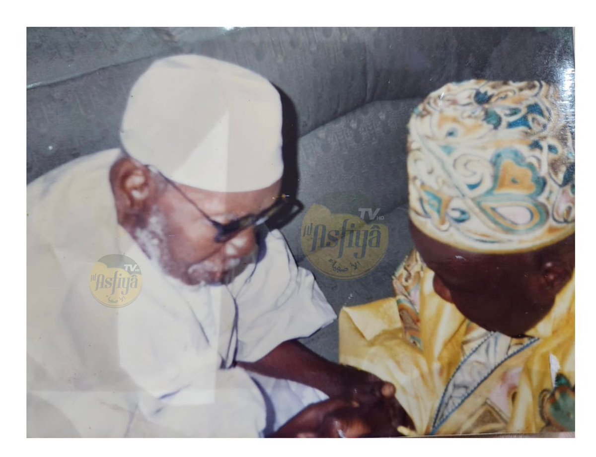 Maam_Dabakh's tweet photo. Photo historique : Le Passage du Témoin entre Cheikh El Hadj Abdou Aziz SY  Dabakh et Cheikh Seydi Mouhamadou Mansour SY Borom Daaraji

Le jeudi 11 septembre 1997 ❤️😍 https://t.co/Ds5LdPE54e