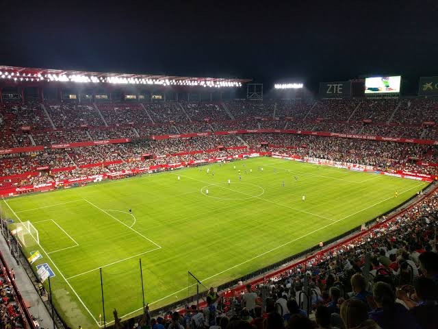 soffbalaguer's tweet photo. Jornada 5 | Día de partido 🦇
 
El Valencia CF se enfrenta al Sevilla FC en el Estadio Ramón Sánchez-Pizjuán desde las 21. El partido se podrá ver por DAZN y el árbitro será Mateo Busquets. 

Amunt 💪🦇 https://t.co/i2d9FmPc0p