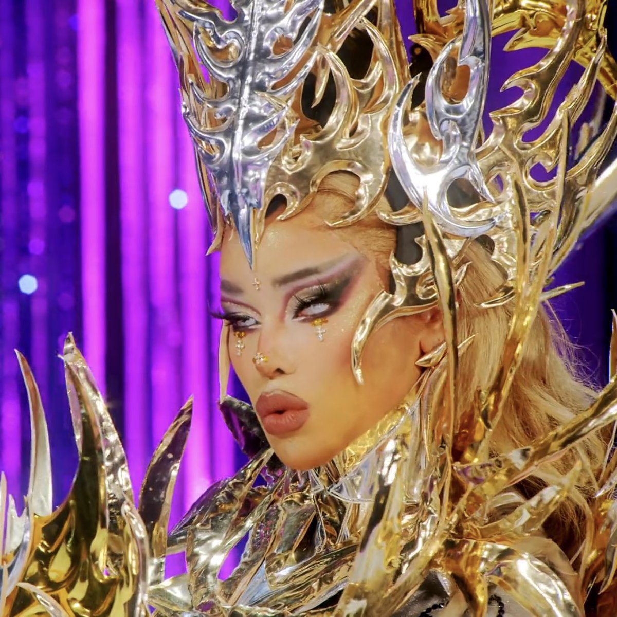 ArcaeusGoddess's tweet photo. Speechless. Just speechles. I'll be dreaming about that face FOR YEARS, because I think no mug can beat this, I mean, she really is Goddessa after all.
@m1ssjadeso, you are mother to us all, what a journey. ✨SHOOT✨

#DragRaceDownUnder #DownUnderVStheWorld https://t.co/qExAt7FW1P