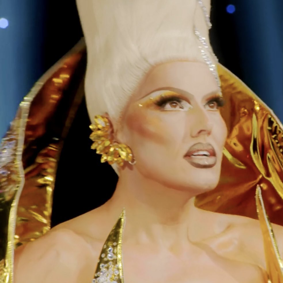 ArcaeusGoddess's tweet photo. This is what a QUEEN looks like. The extravagant shape just fit with her, and the wig? She's ready to get crowned.
@MichaelMarouliX, no matter when you see this, you will always be iconic and a true light source for the world. Toot!

#DragRaceDownUnder #DownUnderVStheWorld https://t.co/YsLkphrOcs