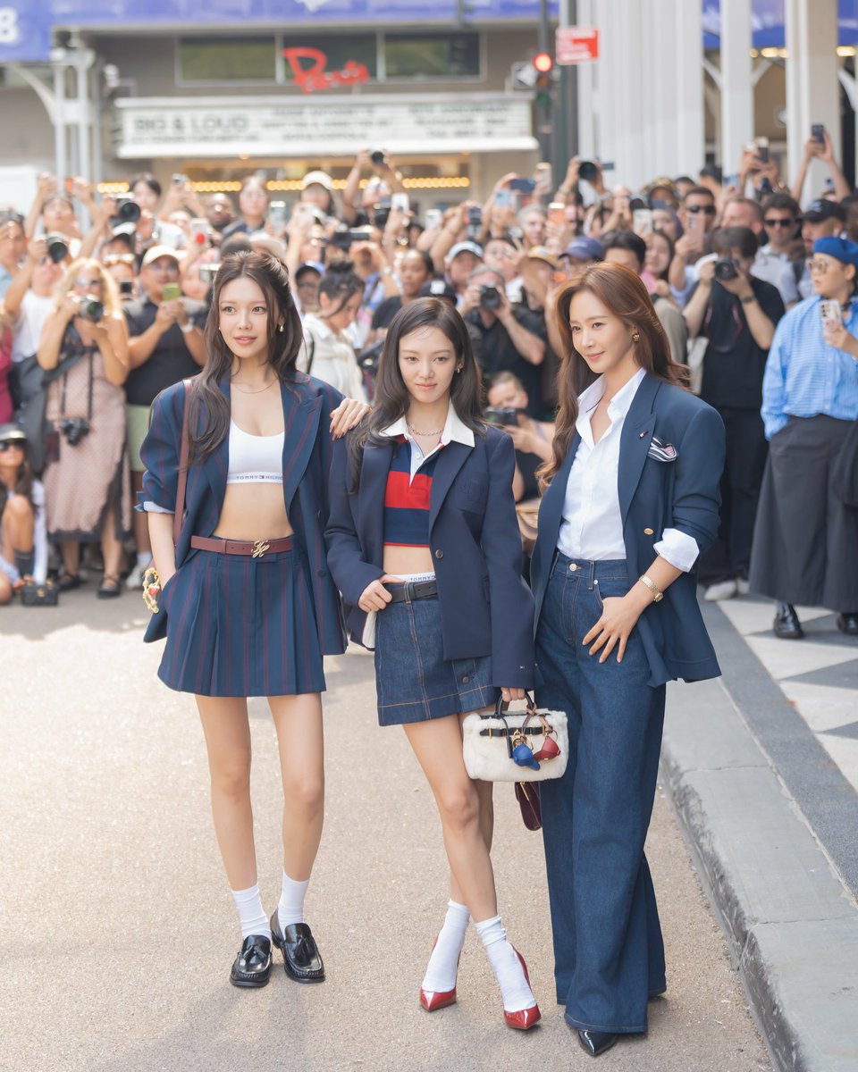 InspirationSNSD's tweet photo. 260911 | HyoRiSoo @ New York Fashion Week - Tommy Hilfiger SS27 Fashion Show💙🤍❤️

#HRSxTommyHilfigerNYFW #HyoRiSooxTommyHilfigerNYFW #GirlsGeneration_HRS #소녀시대_효리수 https://t.co/2udShd2RAW