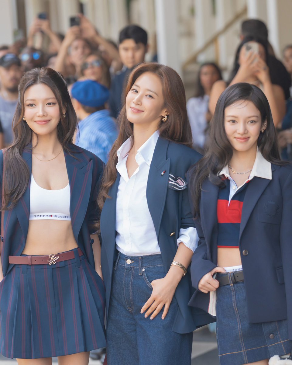 InspirationSNSD's tweet photo. 260911 | HyoRiSoo @ New York Fashion Week - Tommy Hilfiger SS27 Fashion Show💙🤍❤️

#HRSxTommyHilfigerNYFW #HyoRiSooxTommyHilfigerNYFW #GirlsGeneration_HRS #소녀시대_효리수 https://t.co/2udShd2RAW