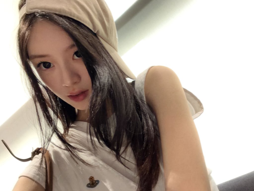 MinjuGlobal's tweet photo. [WEVERSE] 260911 

🐰 : 🥸

#MINJU #민주 #ILLIT #아일릿 https://t.co/FBCYwVPFWS