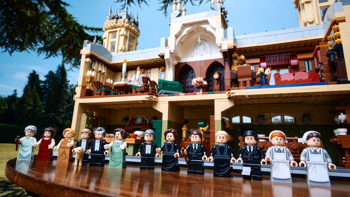 britculturejp's tweet photo. 『ダウントン・アビー』の舞台、ハイクレア城がLEGOで登場🏰 階上の大食堂から階下の厨房まで、エドワード朝の邸宅構造や13体の主要人物を精巧に再現。ファン投票から生まれた圧巻のセットです https://t.co/tEbNuL3d8y 🇬🇧 https://t.co/kucWJ1gmaU