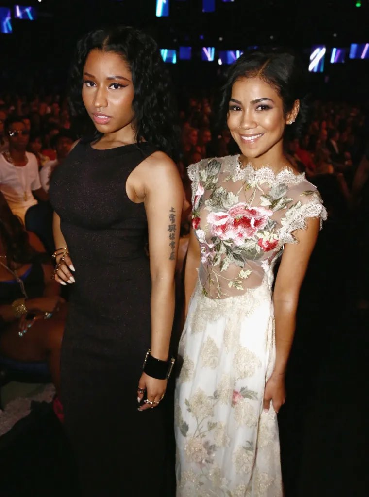 marnixample's tweet photo. she’s soo real asking nicki for a picture. https://t.co/jjTvyp0atS