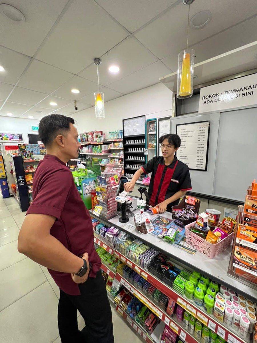 kongsiviralje's tweet photo. Bila anak kau kerja 7e ingat dapat la diskaun.

Sekali "abah tolong beli roti tu sekali ya. Abang lapar"

Kredit : nurazamgemilang https://t.co/ggeRYTGkvn