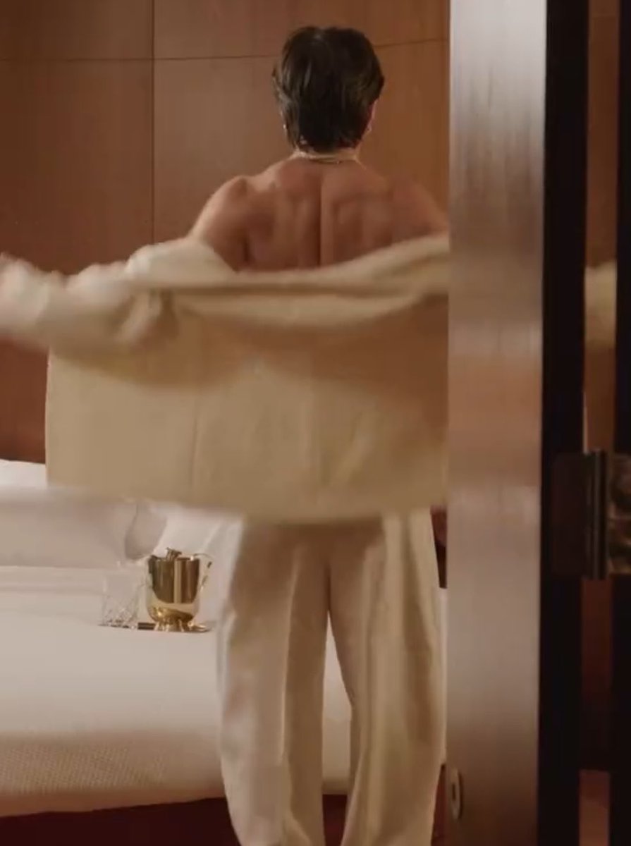 emilyvancamp's tweet photo. his slutty little back muscles !! hudson williams what the fuck man https://t.co/olOazECQJt