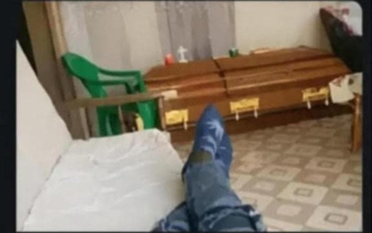 AwinjaJR's tweet photo. Nimeambia fresher achukue towel kwa suitcase anafaint 😂 https://t.co/1NAFyvrXiz