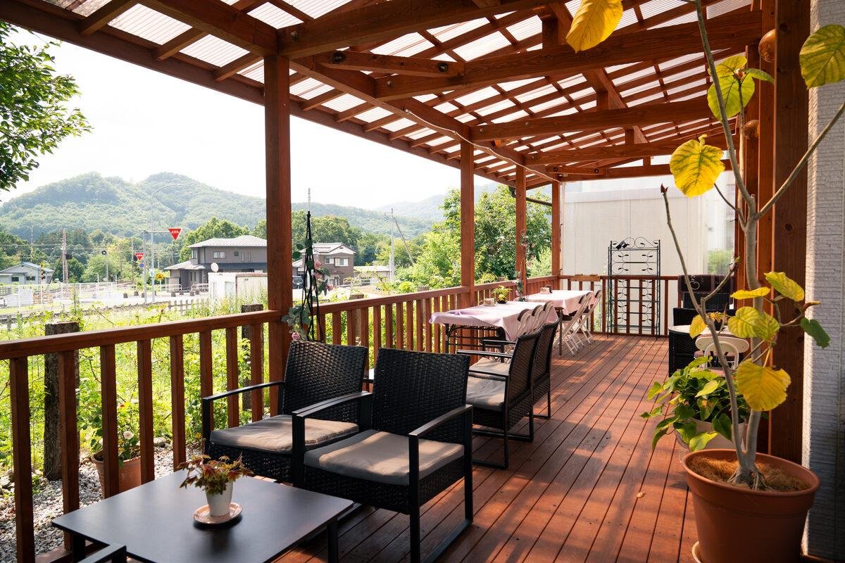 chichiburesort's tweet photo. 【電車の眺め×季節のパフェ🚃🍑「Cafe https://t.co/UZSGnbk23L」】
上長瀞駅から徒歩2分、線路沿いの一軒家カフェ。旬のフルーツを主役にしたパフェと、もちもち太麺の生パスタを。テラスはペット連れOK、SLが走る日は間近で眺められます！
https://t.co/IportBsmP8 https://t.co/vYweIT5kW1