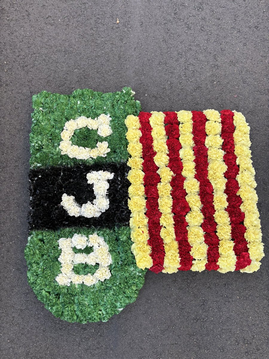 Penya1930's tweet photo. 💚🖤 Bona Diada de Catalunya a tothom! 🌹

L’expedició del Club Joventut Badalona ha participat en la tradicional ofrena floral al monument de Rafael Casanova en un dia tan especial per a tots els catalans!

Gaudiu molt de la Diada, penyer@s! 😄

#CityOfBadalona https://t.co/MXYeS2G9X8