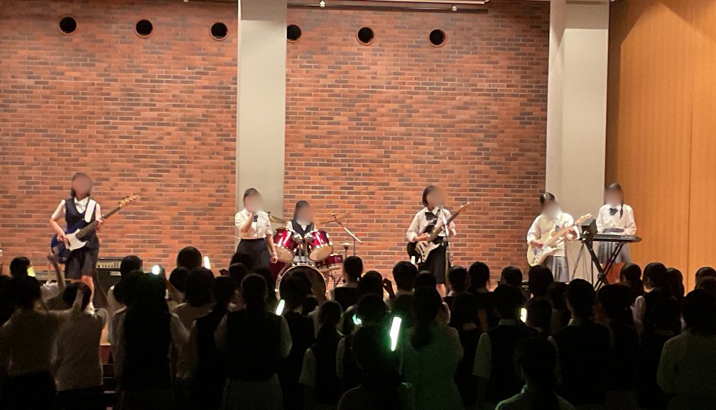 FriendsSchoolJP's tweet photo. 軽音楽部は、頌栄女子学院SFCさんと対バン形式の交流会をおこないました。お互いの演奏を聴き合ったり学校生活や音楽について語り合うなど、生徒たちにとって貴重な交流の機会となりました。 頌栄女子学院SFCの皆さん、素敵な演奏と楽しい時間をありがとうございました！（大豆亭きな粉） https://t.co/WvTkcRnPLd