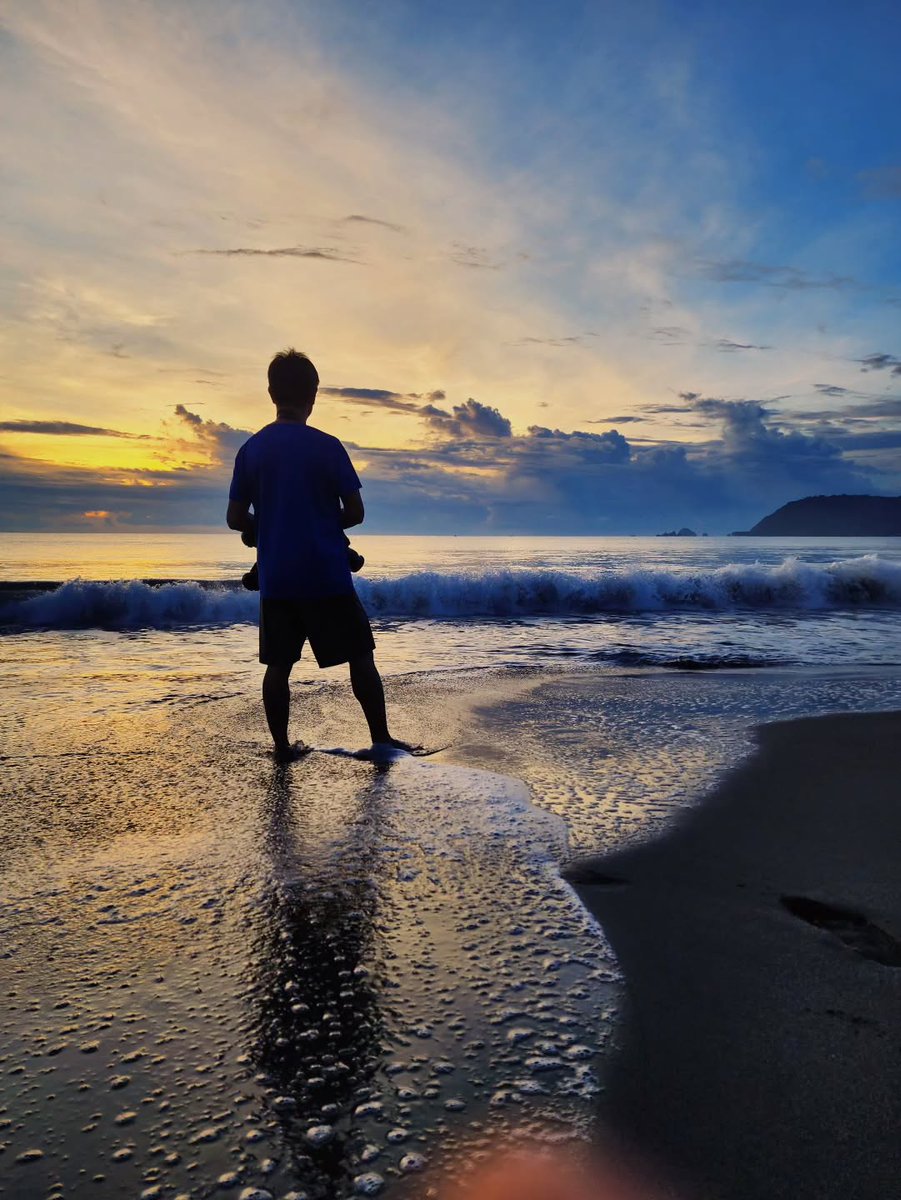 Jenfourtwo's tweet photo. Waiting for the sun to rise... https://t.co/21gS1tnMhy