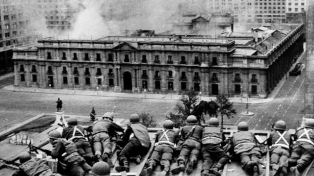 PodSetorNorte's tweet photo. 11 de Setembro. Dia trágico.

Dia de lembrar um dos maiores golpes sofridos pela democracia das Américas.

O dia em que o neoliberalismo tomou um Estado, matou um presidente democraticamente eleito e colocou um militar capacho no poder, unicamente pra transformar o Chile no maior laboratório neoliberal da história.

Dia de lembrarmos que militarismo não é sinônimo de patriotismo, assim como é dia de lembrar que nossa democracia sempre está sob ameaça dos colonizadores.