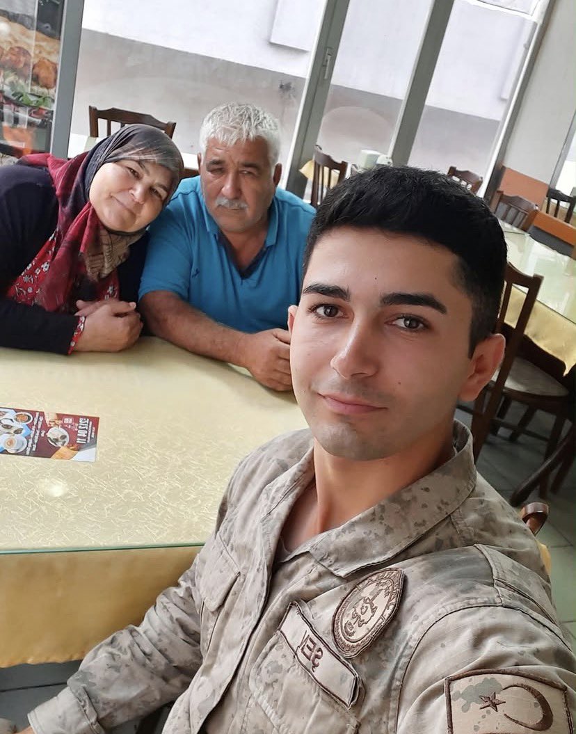olumsuzsehitler's tweet photo. Evin tek erkek evladıydı, anasının göz bebeği, babasının en büyük gurur kaynağı.

Şehit Mustafa Şen. https://t.co/aKbvfkWZXE