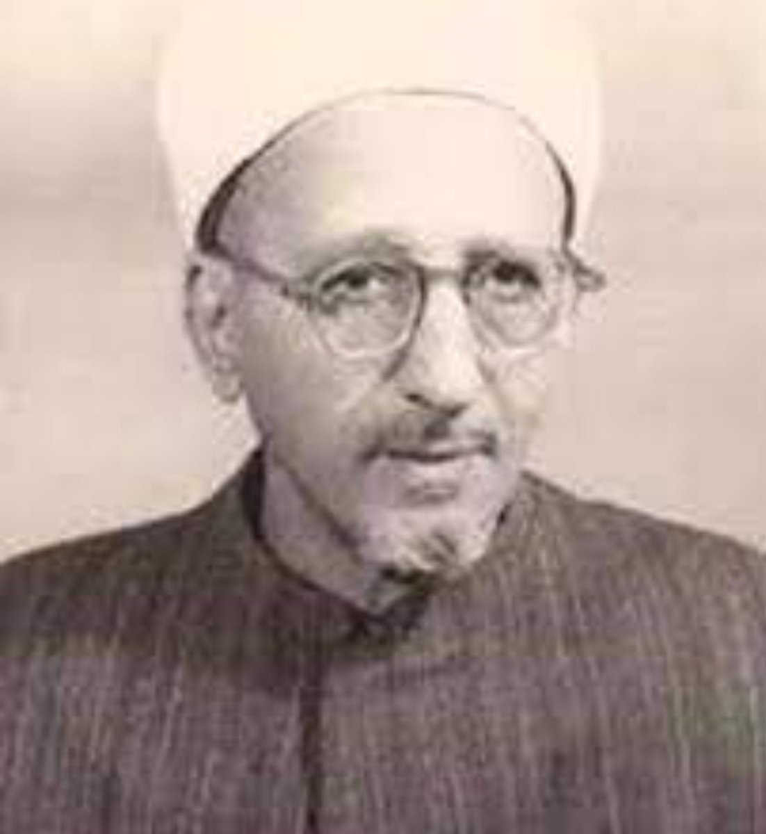 ALfalehaaa's tweet photo. اشتُهِرَ العلامة المصري أحمد بن محمد شاكر - رحمه الله - بأنه محدّث، لكنّ بعضنا ربما لا يدري أنه بارع في الفقه والتفسير والعقيدة والسيرة والأدب، وله كتب عديدة في عدد من فنون الشريعة والعربية، ومن ذلك تحقيقه لكتب العربية ومنها: الشعر والشعراء، والأصمعيات، والمفضليات، والكامل وغيرها.