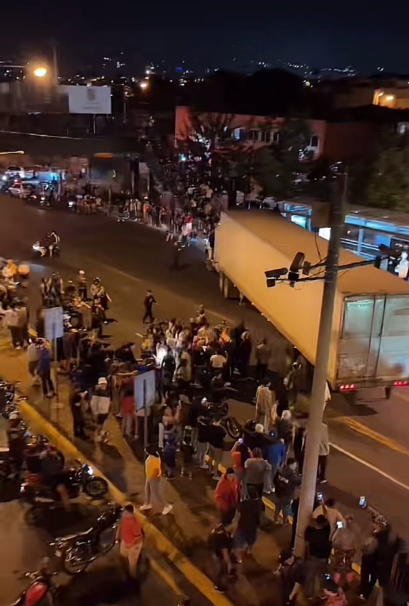 ByronSecaida's tweet photo. 🚨¡URGENTE!  Los vecinos bloquearon ambos sentidos del Anillo Periférico en rechazo al alza de los combustibles https://t.co/JzwOYJRbdQ