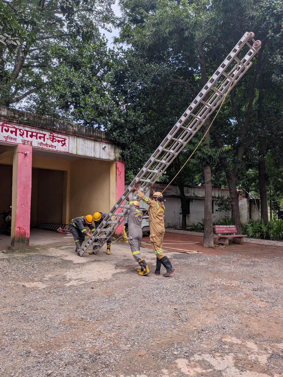 pilibhitfire's tweet photo. दि•-11.09.2026 को जनपद पीलीभीत में ADG महोदया, UPF&amp;ES के निर्देशानुसार तथा श्रीमान #CFO महोदय के  निर्देशन में जनपद के समस्त फायर स्टेशनों पर साप्ताहिक फायर ड्रिल के क्रम में  लेडर ड्रिल का आयोजन किया गया, जिसमें लेडर पर चढना,उतरना, आग बुझने का अभ्यास कराया गया। https://t.co/yUP2rpLjUA