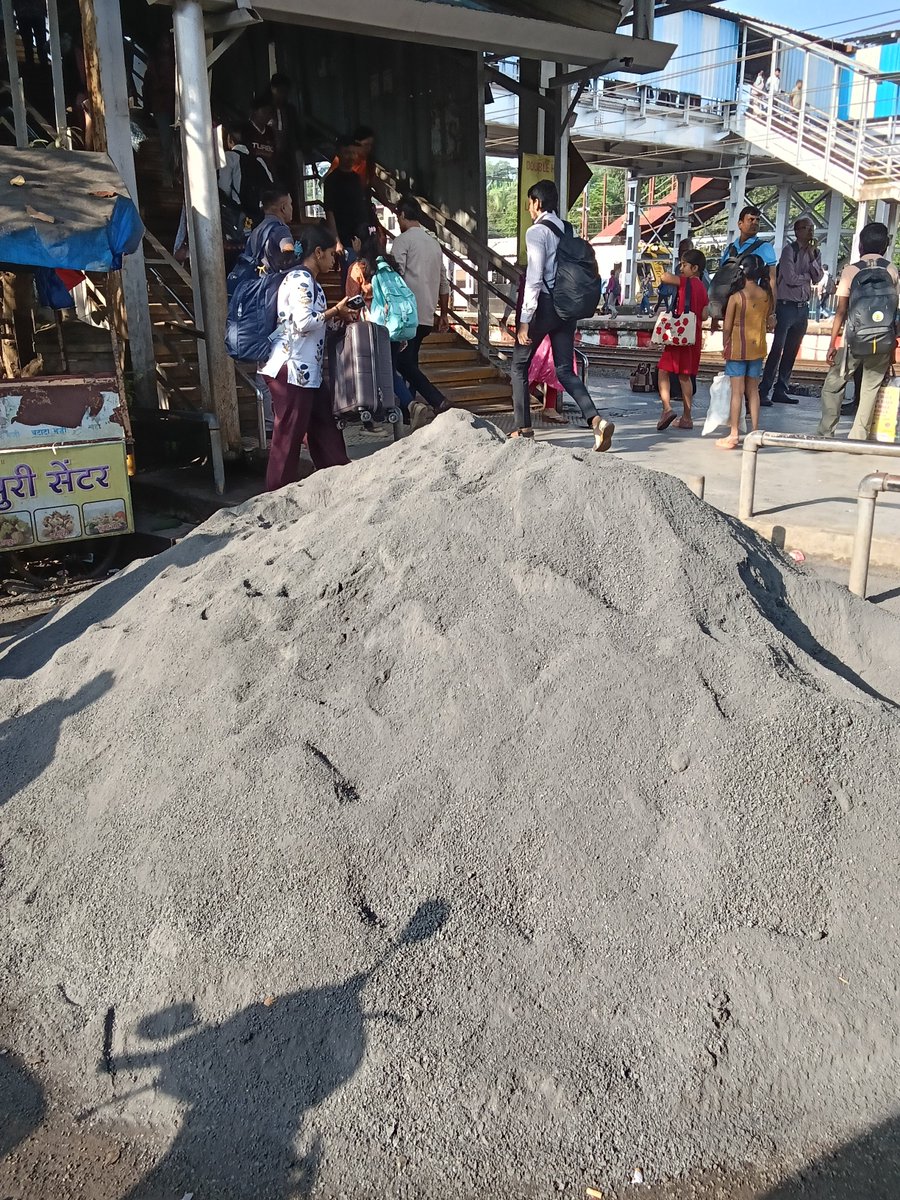 nitinpa2911's tweet photo. @narendramodi @PMOIndia @AmitShah @AshwiniVaishnaw @RailMinIndia @IR_CRB @GM_CRly @drmmumbaicrकर्जत रेल्वे स्टेशन पर मुंबई एंड तरफ से स्टेशन अंदर आने के रोड के उपर रोज रोज ऐसा ही सामान उतार के रखते है यात्रियों के अंदर आने के लिए बहुतअ सुविधा हो रही हे https://t.co/uzXGoUD0jG