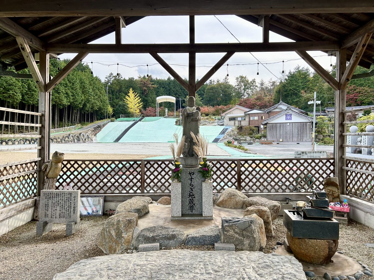 aratakainu's tweet photo. 天理市の山の中に存在する宗教法人「みおやのさと」。NPO法人「うでどけい」と二足の草鞋で活動しているみたい。
天理教本部より程近く名称もそれっぽいので天理教系教団かと思いきや主祭神は木花之開耶姫。富士信仰を根底としていて富士登山も行うようです。
(メインの礼拝施設には入れず) https://t.co/bqQiCEh8O7