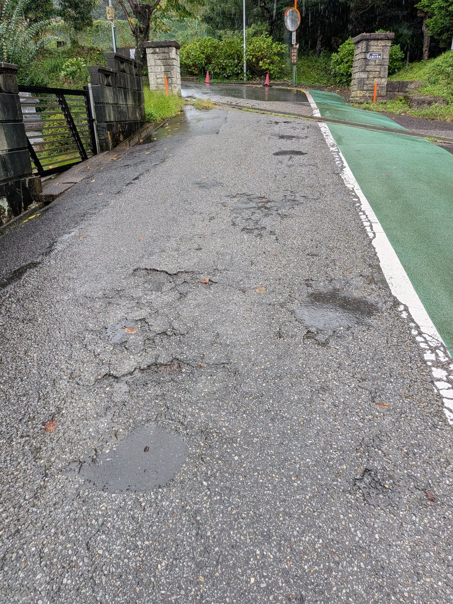 kururin_olive's tweet photo. なにが千葉ロッテマリーンズの二軍の球場を建築だ!!

208億の使い道が違うだろ!!

君津市上総小学校の入口アスファルト
複数に渡り剥がれていますけど。

子どもたち怪我してしまいますが。

東部土木に連絡しましたが、未だにエアコンも付いていない教室もあるのにお金をかける所が違う。

#君津市
#千葉ロッテマリーンズの二軍本拠地反対