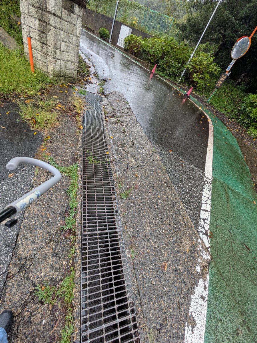 kururin_olive's tweet photo. なにが千葉ロッテマリーンズの二軍の球場を建築だ!!

208億の使い道が違うだろ!!

君津市上総小学校の入口アスファルト
複数に渡り剥がれていますけど。

子どもたち怪我してしまいますが。

東部土木に連絡しましたが、未だにエアコンも付いていない教室もあるのにお金をかける所が違う。

#君津市
#千葉ロッテマリーンズの二軍本拠地反対