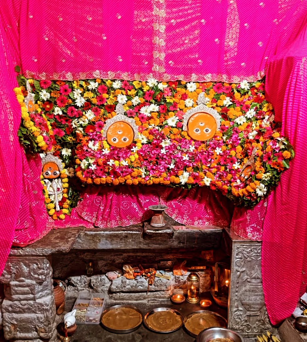 AlmejandraGH's tweet photo. Hail Mother Raj Rajeshwari Dhanop Mateshwari. Adorned darshan for Monday, August 17, 2026, Shravana Shukla Panchami. https://t.co/HzSwiON1T8