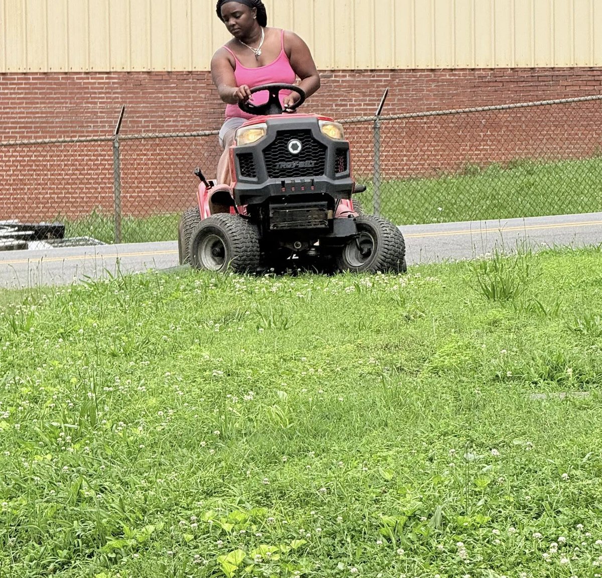 apsneha's tweet photo. So glad my father taught me everything I needed to keep my yard looking great. Goal completed. Nothing beats a freshly cut lawn, y’all. https://t.co/p4PXkJUnPP