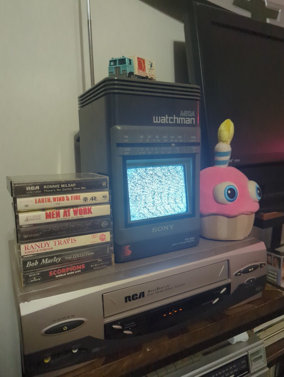 TheHappyShappy7's tweet photo. @NumoVR both TVs are black and white, I just use my ward for the .5 inch difference https://t.co/bRi6nGXjix