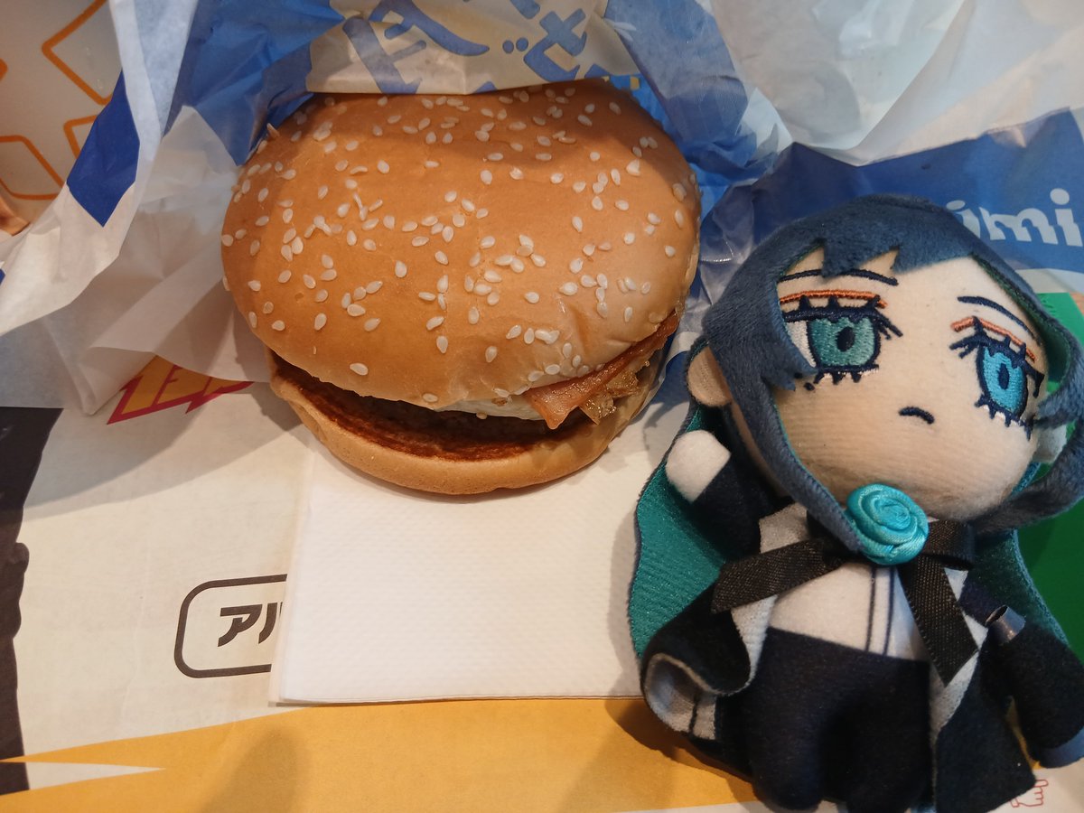 KdjTd99571's tweet photo. 今年の月見バーガーをいただきました！
(目的の本とコミックを買えなかったのは残念でしたが) https://t.co/h6XRgukUdL