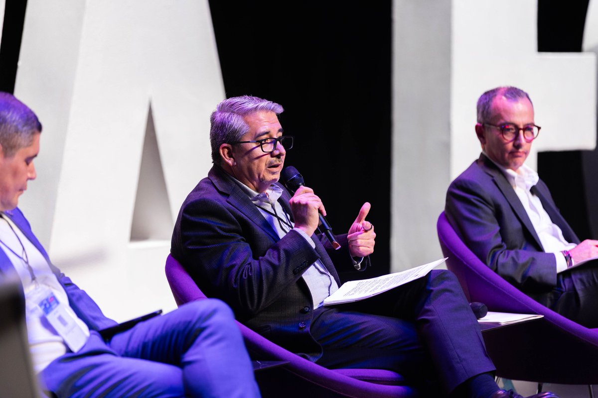AlbCastellanos's tweet photo. La tecnología está cambiando la manera en que aprendemos, trabajamos y nos relacionamos con el conocimiento.
Hoy en #InnovaForum2026 tuve la oportunidad de conversar sobre lo que estamos haciendo en @cugdl_udg y sobre cómo las microcredenciales abren nuevas posibilidades para una educación más flexible y pertinente, que acompañe el aprendizaje a lo largo de la vida.
El reto que tenemos las universidades es entender estos cambios y construir modelos educativos que aprovechen las posibilidades de la tecnología, sin perder de vista la formación integral y el sentido profundamente humanista de la educación.
Celebro la iniciativa de @udg_oficial y @UDGPlus por abrir estos espacios para pensar, cuestionarnos y seguir encontrando juntos nuevas respuestas sobre el futuro de nuestra Universidad.