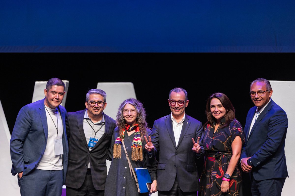 AlbCastellanos's tweet photo. La tecnología está cambiando la manera en que aprendemos, trabajamos y nos relacionamos con el conocimiento.
Hoy en #InnovaForum2026 tuve la oportunidad de conversar sobre lo que estamos haciendo en @cugdl_udg y sobre cómo las microcredenciales abren nuevas posibilidades para una educación más flexible y pertinente, que acompañe el aprendizaje a lo largo de la vida.
El reto que tenemos las universidades es entender estos cambios y construir modelos educativos que aprovechen las posibilidades de la tecnología, sin perder de vista la formación integral y el sentido profundamente humanista de la educación.
Celebro la iniciativa de @udg_oficial y @UDGPlus por abrir estos espacios para pensar, cuestionarnos y seguir encontrando juntos nuevas respuestas sobre el futuro de nuestra Universidad.