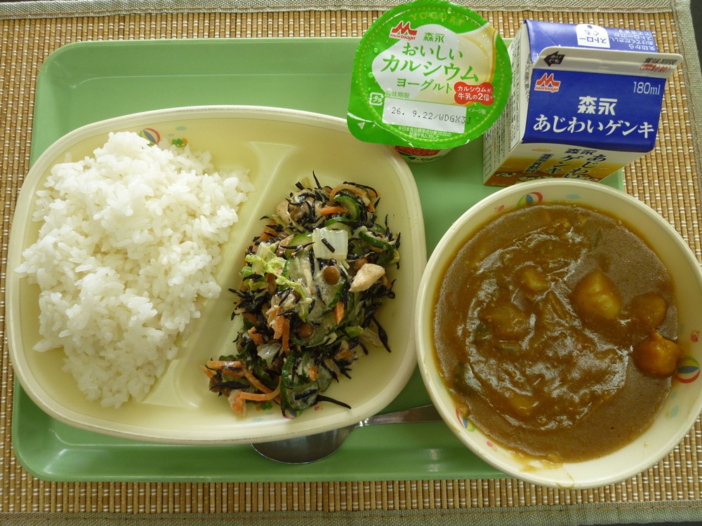 nishihara_town's tweet photo. 【本日の給食】
牛乳
カルシウムごはん
チキンカレー
鉄人サラダ
ヨーグルト
#西原町 #給食 #lunch #schoollunch #沖縄県 https://t.co/7Wu8hd5X7W