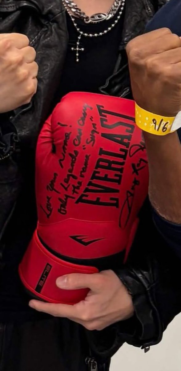 DataAgustD's tweet photo. SUGA and Sugar Ray Leonard exchanged a signed D-DAY album and boxing glove, with the sweetest messages 🥹💜

“Love your name. Only legends can carry the name SUGA.”
— Sugar Ray Leonard

“To Sugar Ray Leonard.”
— Agust D

The two legends met at the Arirang LA concert. https://t.co/JPO7swVKNc
