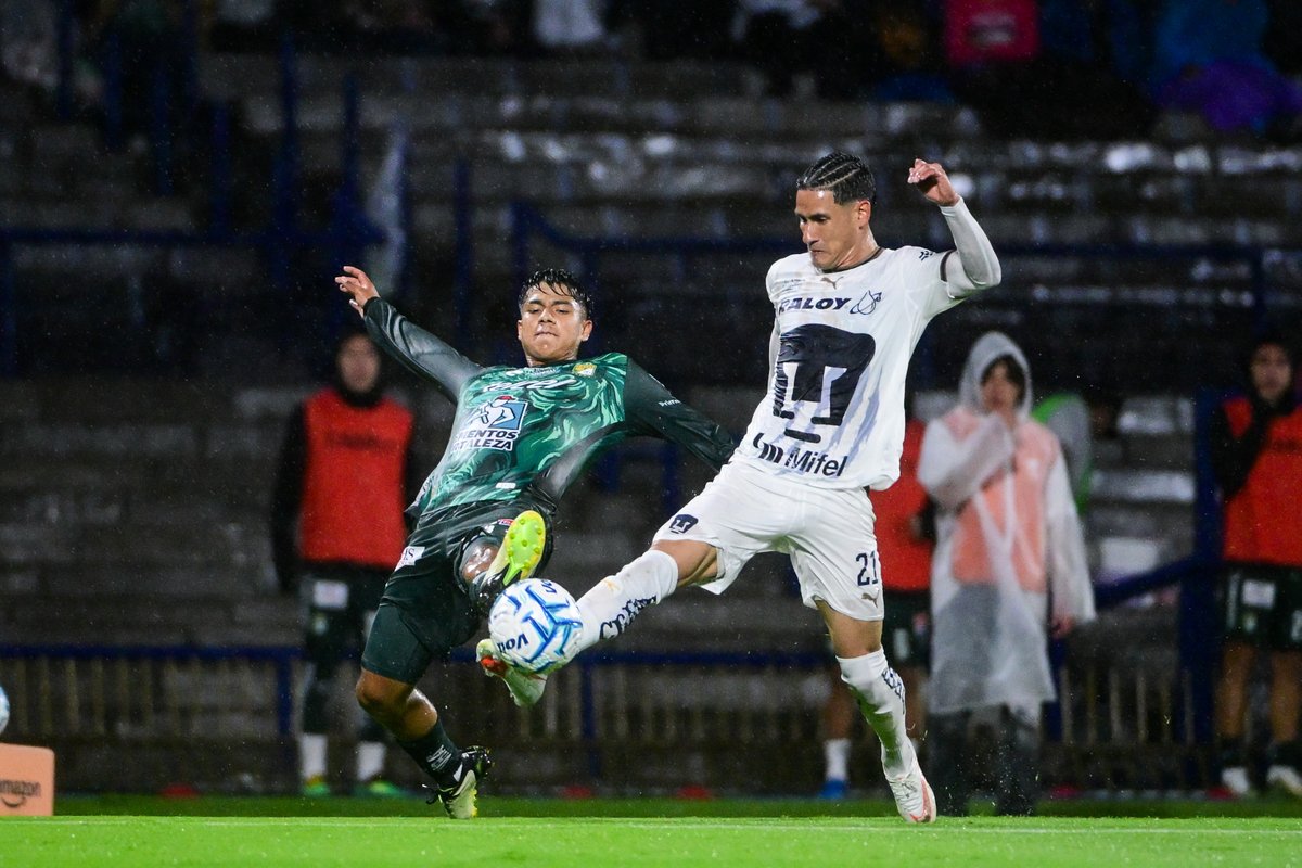 LigaBBVAMX's tweet photo. ⏱️ Comienza el segundo tiempo.
@PumasMX 1-0 @clubleonfc 🐾🆚🦁
#LaLigaDeLaAfición✨ | #J7 | #AP26 | #UNAMLEO https://t.co/3B7xTEv37g