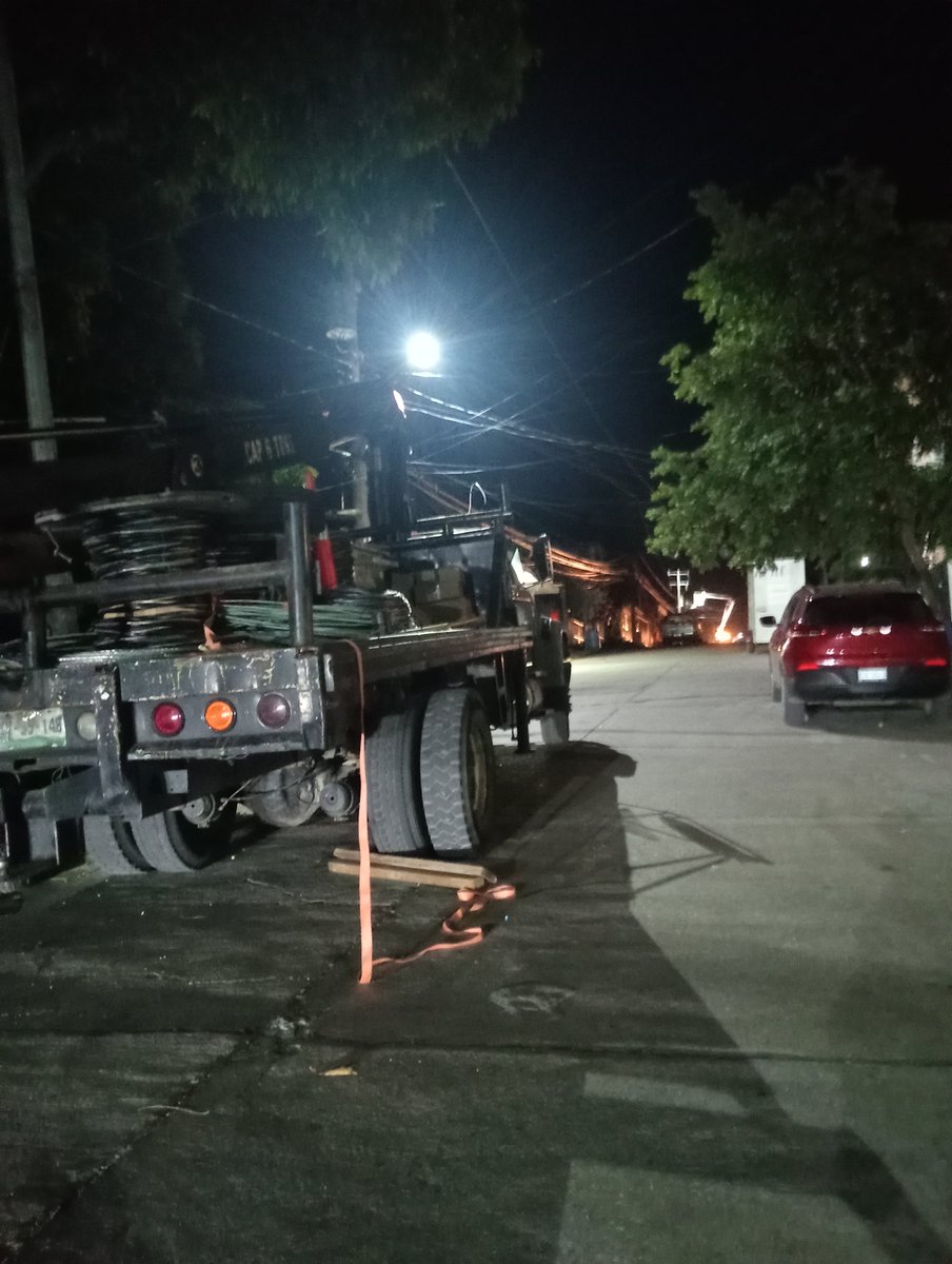 jenni_lapsi's tweet photo. @TELMEXSoluciona CAUSA, MOTIVO O RAZON POR LA CUAL NO ACUDIERON A INSTALAR EL INTERNET DESPUÉS DE QUE @CFE_Contigo  @CFEmx HICIERA EL CAMBIO DE POSTE DE LUZ? https://t.co/HH3lCuZvzm