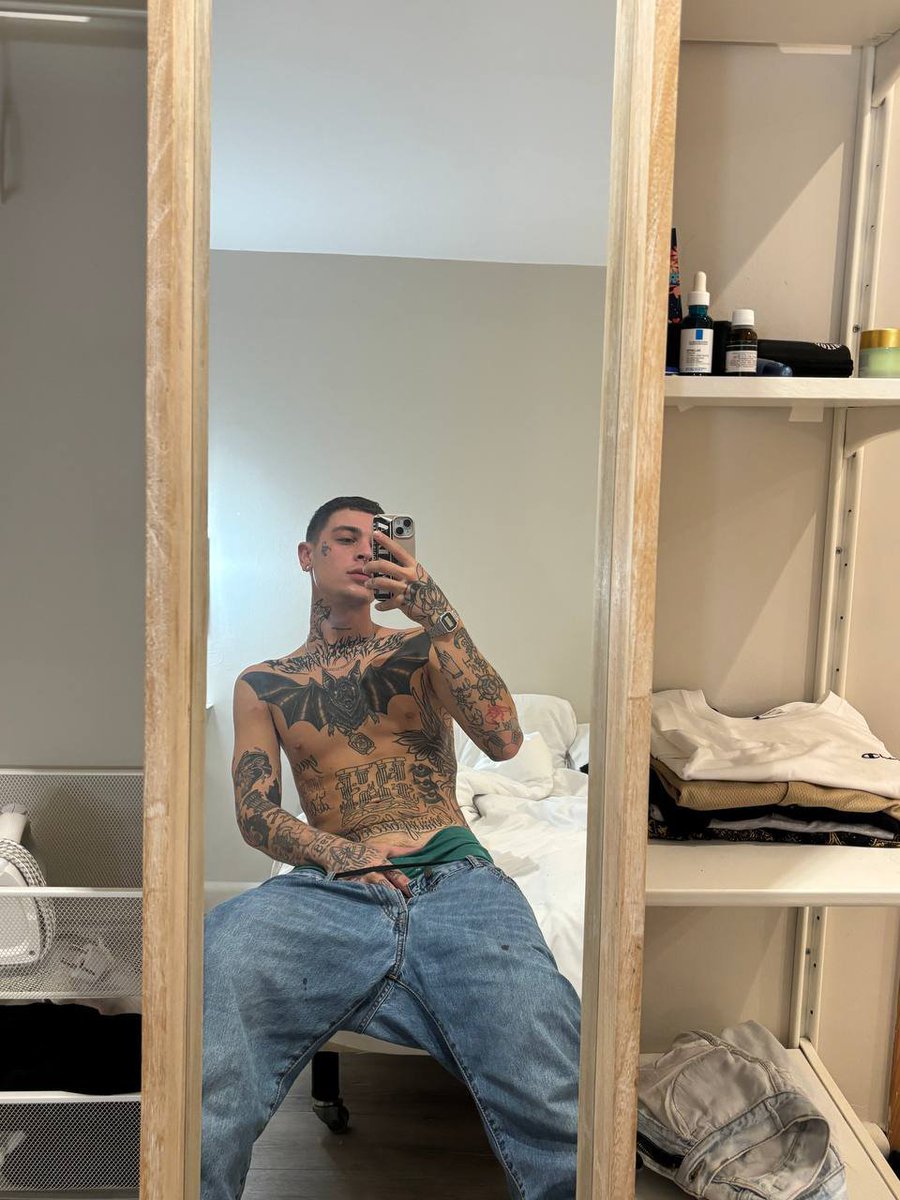 domlevixl's tweet photo. “Not even trying to be tempting, but somehow this mirror caught me looking like trouble 😏🔥 The kind of picture you look at once, then come back to stare at a little longer. If you’re gonna keep looking, don’t blame me when your imagination starts doing the rest. 👀” https://t.co/CAH3Gb9Dx8