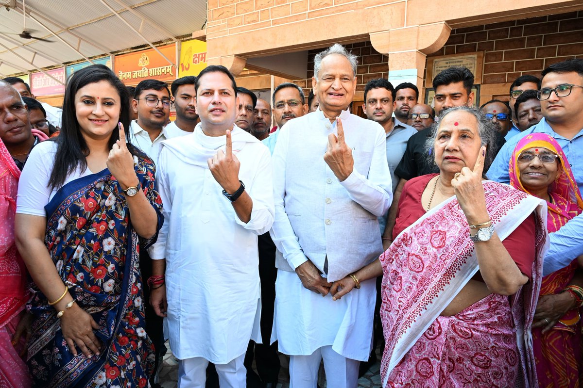 ashokgehlot51's tweet photo. आज जोधपुर के महामंदिर में वर्धमान जैन स्कूल स्थित मतदान केन्द्र पर नगरीय निकाय चुनाव में वोट डाला।

सभी से अपील है कि अपने मताधिकार का प्रयोग अवश्य करें। https://t.co/dRx2Jut5lp