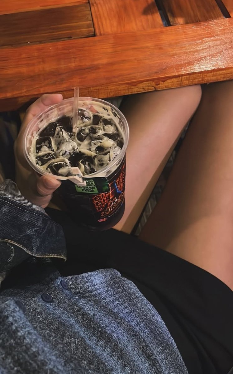 luucecitasky_'s tweet photo. tu novia la que se baja un litro de fernet sola? 
era yo la novia no https://t.co/7B7eBHEIbu