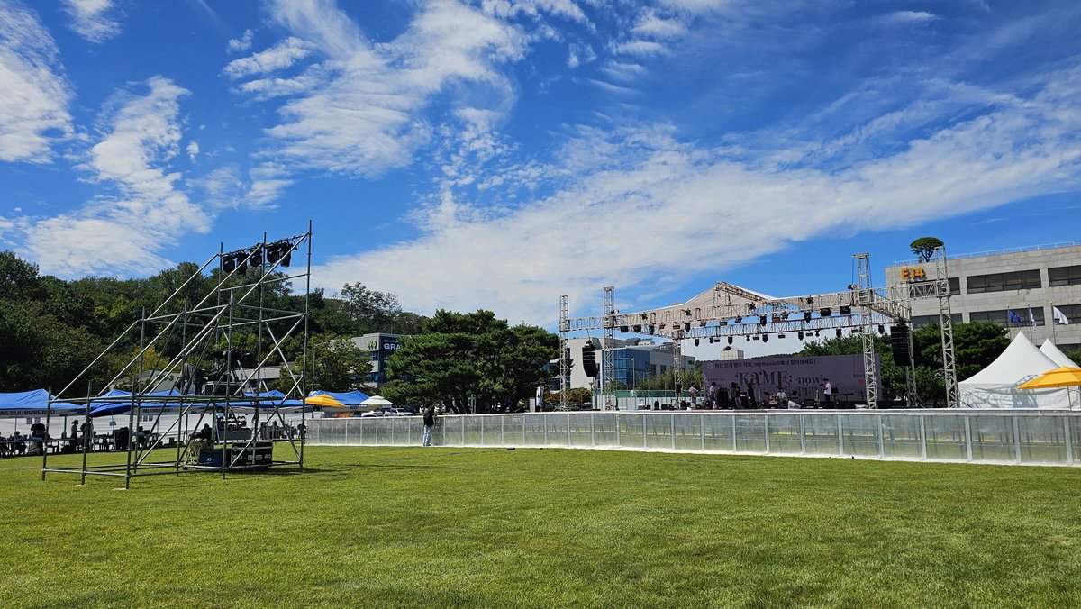 sunset_yt2's tweet photo. 카이스트 현재
재학생존이 생각보다 작아서
일반인존 무대랑 가까워요.
줌 없이 찍은거예요.
#엔플라잉 #카이스트 #kamf https://t.co/TsBKHVQKm0