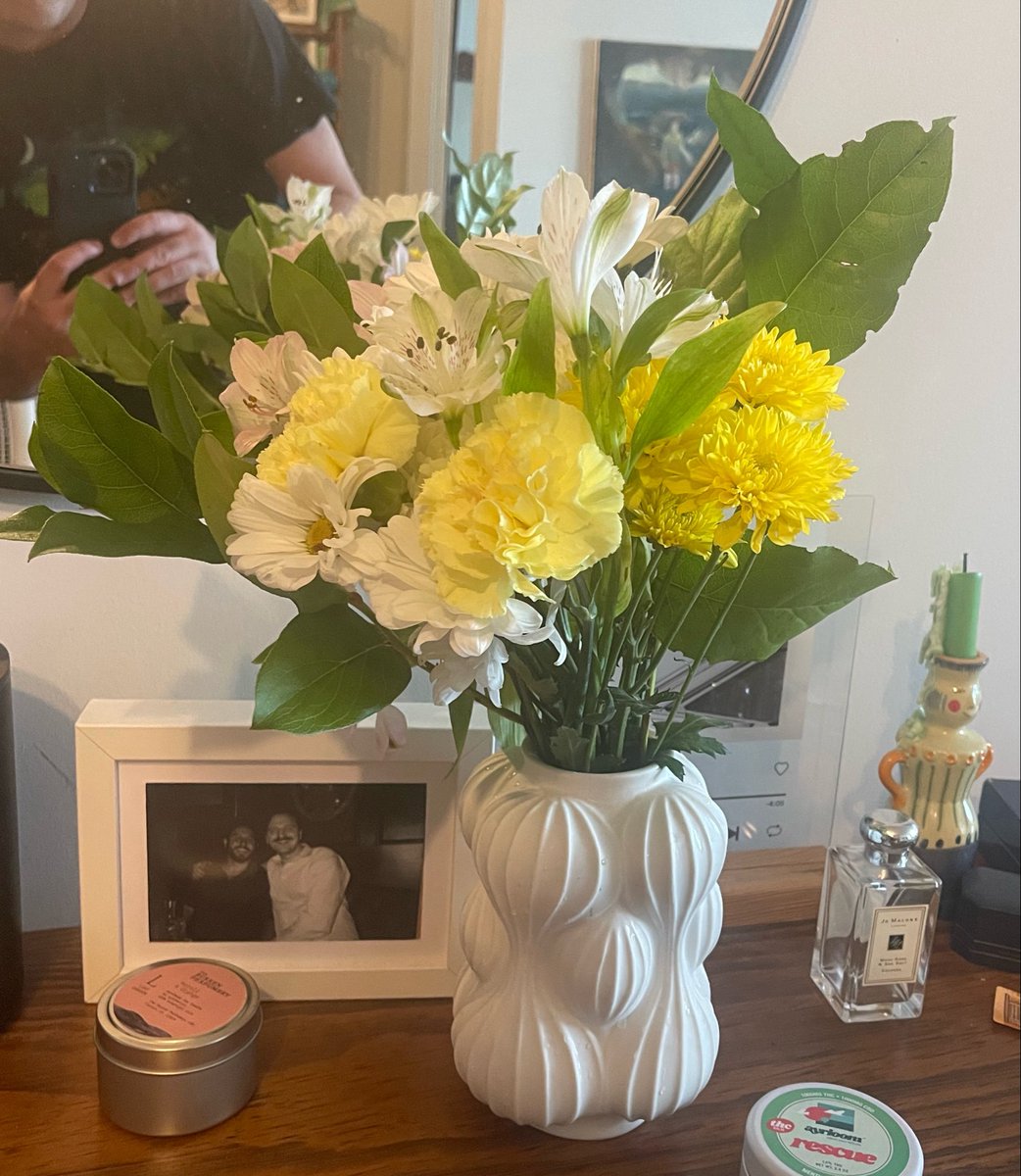 trynadeletenow's tweet photo. @heaven_toniight You didn’t and you also brought me flowerssss https://t.co/spCCvuV3mw
