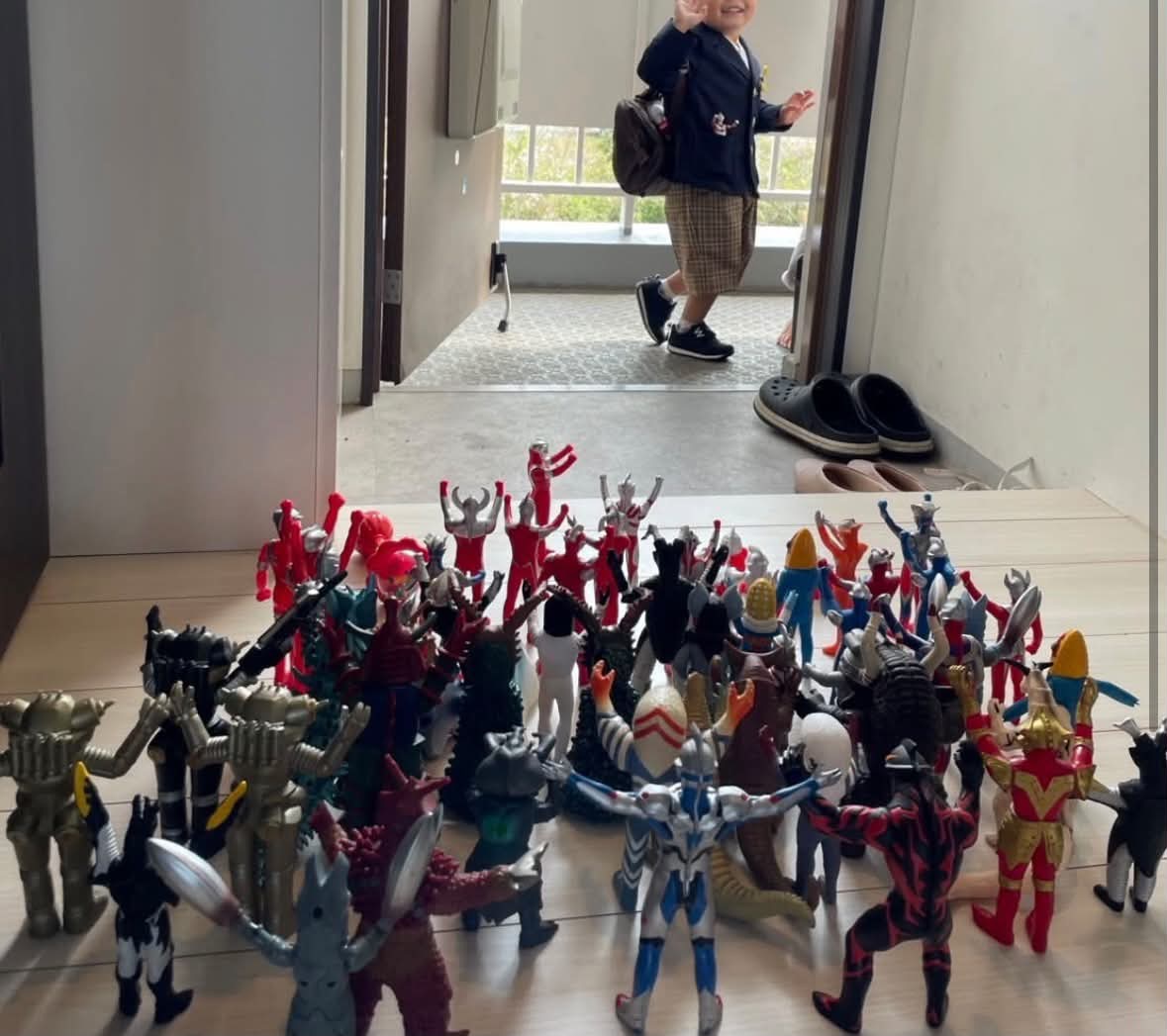 BigBangVIPS's tweet photo. 幼稚園いくのめっちゃ嫌がってたのに 大好きな怪獣やウルトラマンに応援されたら、笑顔で行く気になったよーー
頑張れ息子よ。 https://t.co/0YorTcrRJu