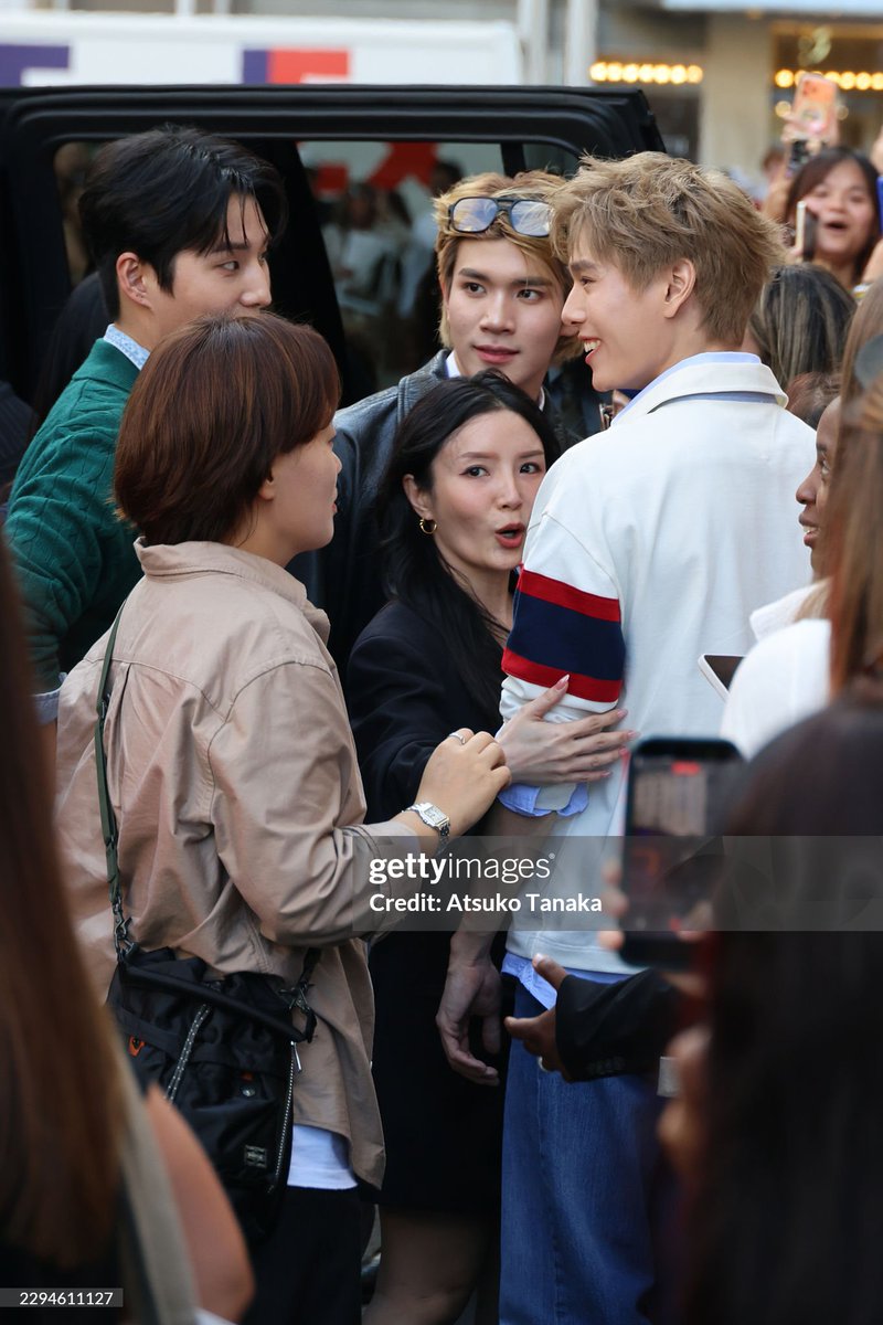 TrendyUpdate_th's tweet photo. ส่องโมเมนต์น่ารักๆของหนุ่มๆ Tommy Boys 🥰✨
“ยองเค - ภูวิน - โฟร์ท” ร่วมชม Tommy Hilfiger ร่วมชม Tommy Hilfiger Spring 2027 Runway Show ณ The Plaza New York 💙🇺🇸  

#TommyHilfigerXPhuwin 
#TommyHilfigerxFourth 
#YOUNGKxTommyHilfigerNYFW
#phuwintang #FourthNattawat #YoungK #DAY6
#TommyHilfiger #TommySS27 @TommyHilfiger