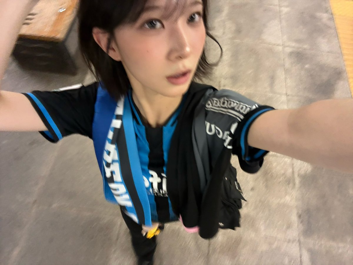 8d63fd5c8a85521's tweet photo. 축구보고왓슴 
#수원 #맘눌뎀 #일상계트친소 https://t.co/ZYDc8P5Q9o