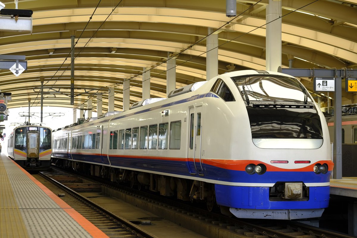 Kouno_tmf's tweet photo. 数年振り？に動いた、と話題のしらゆき用H-204編成。
どういう事情で運用離脱していたのかは分かりませんが、何かに活用されるんでしょうか。

115系撮影会へ行く際遭遇しましたが、タイミング的にこの少し後に離脱した様で。

2022.6.25撮影。 https://t.co/67nBTNq9N0