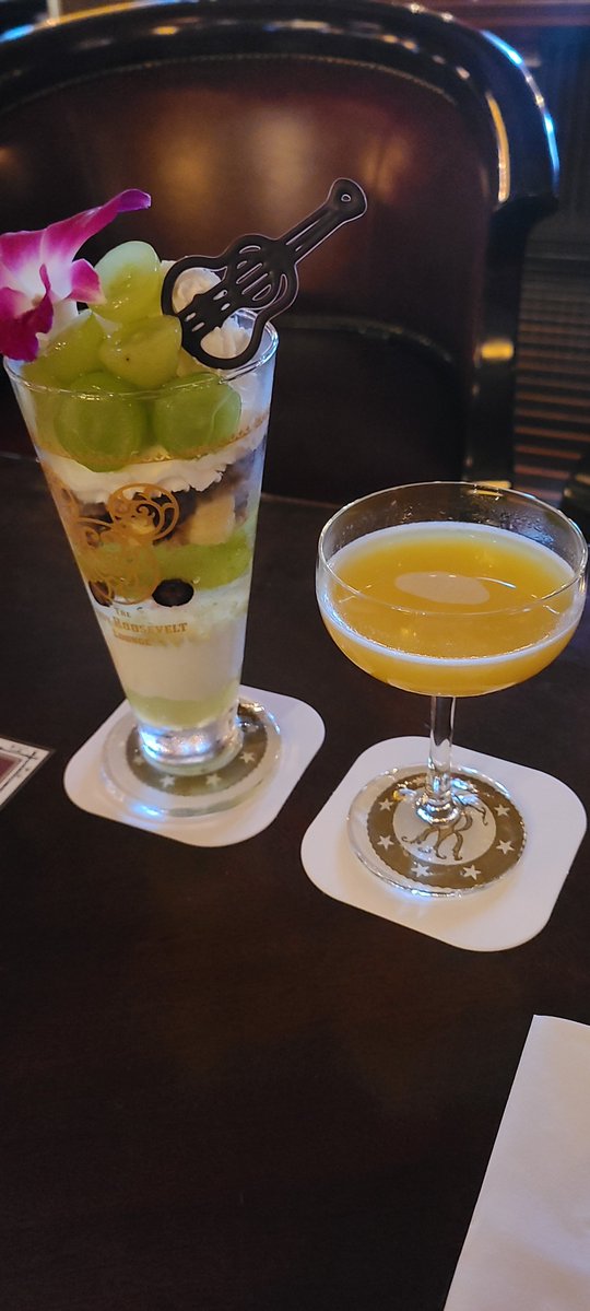 suirody's tweet photo. パフェといっしょ！
ラウンジ空いててよかった https://t.co/xtGkDCKSFD